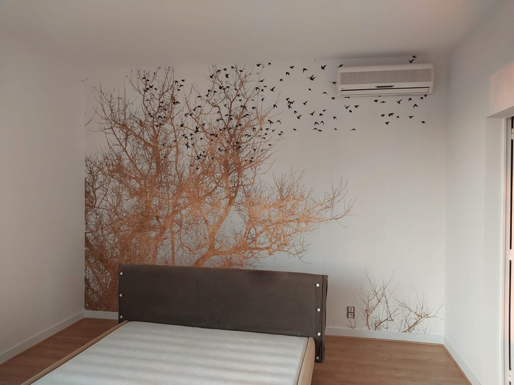 Pose d'une tapisserie originale avec un paysage d'arbre et ses oiseaux.