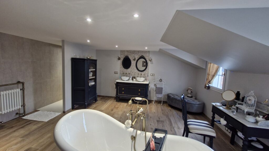 Salle de bain avec peinture beige