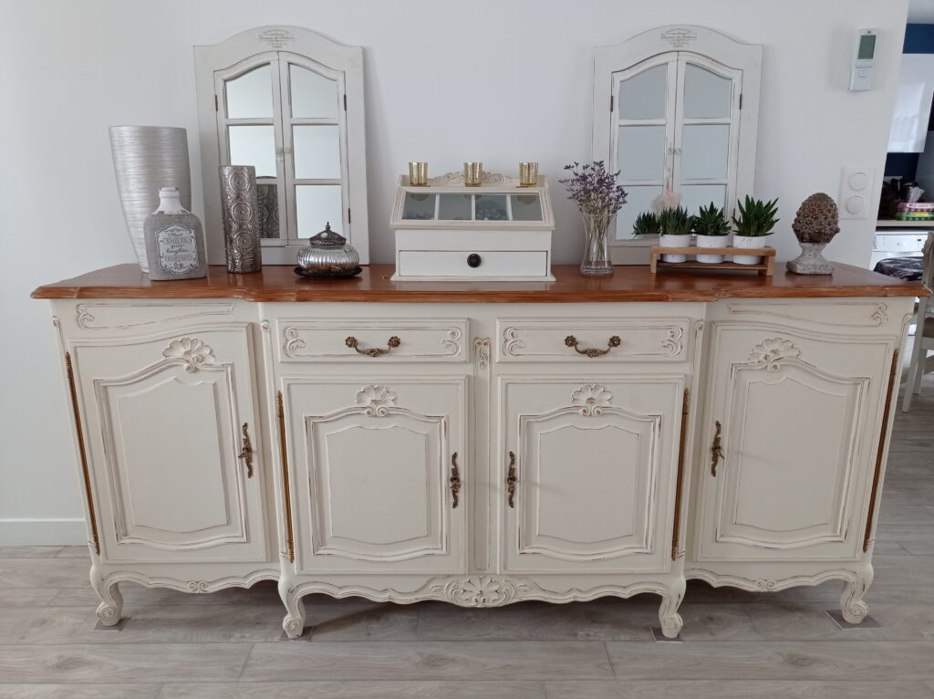 Relooking d'un meuble de salon, avec une peinture blanche pour le rendre plus moderne.