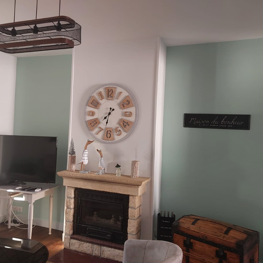 Relookez, réinventez et aimez votre intérieur ! Pose d'une peinture bleu turquoise dans un salon;.