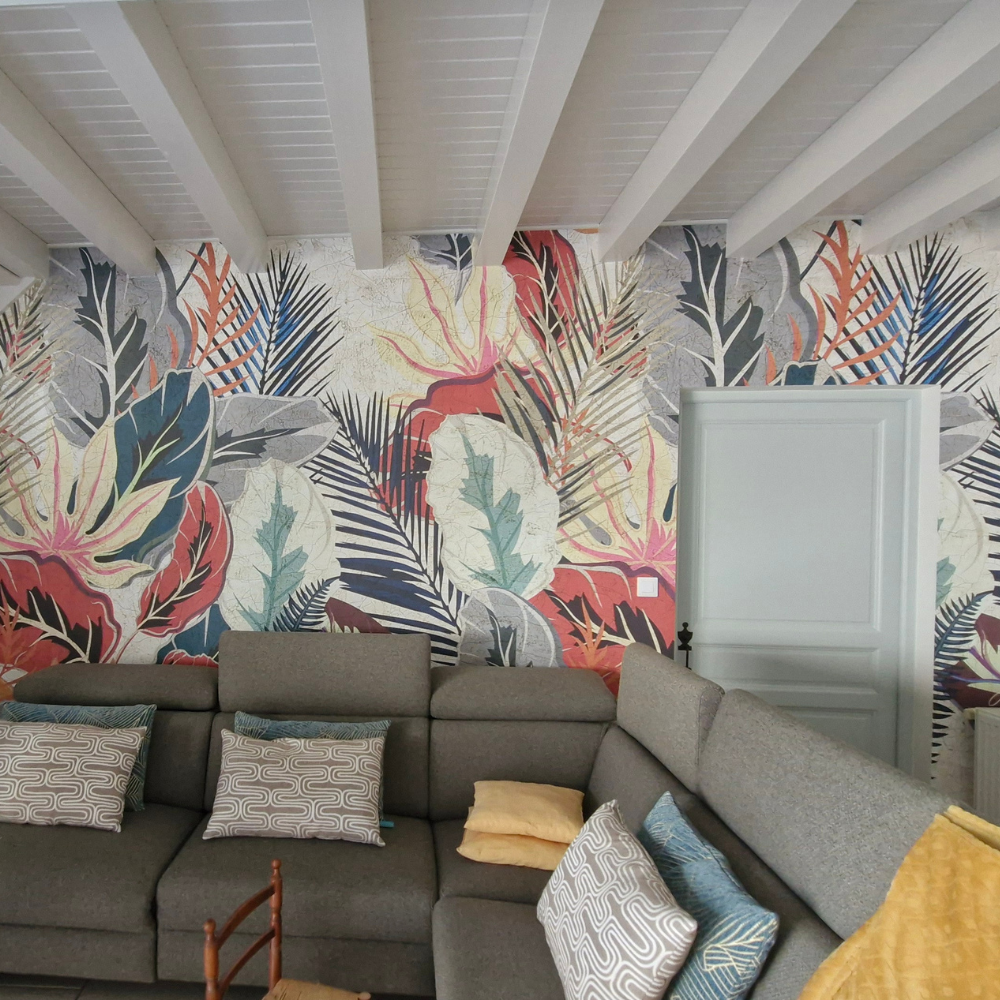 Relookez, réinventez et aimez votre intérieur ! Pose d'une tapisserie à motifs fleuris dans un salon.