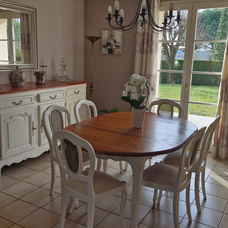 Relookez, réinventez et aimez votre intérieur ! Relooking meuble chaises blanches en bois.
