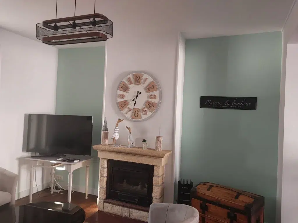 Modernisation de salon par peinture intérieure vert turquoise