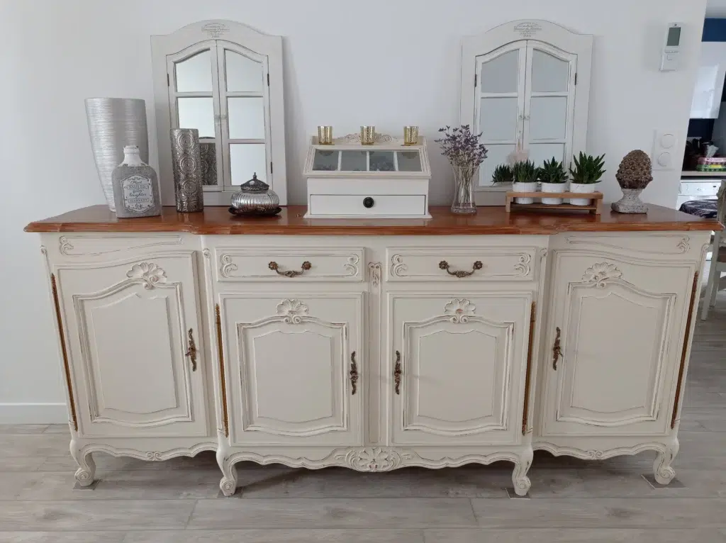 Relooking de meuble ancien en bois dans un salon