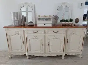 Relooking de meuble ancien en bois dans un salon